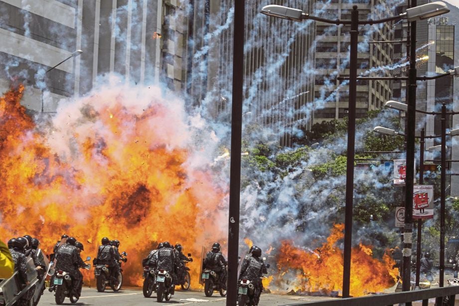 LETUPAN berlaku dalam pertempuran antara polis dengan penyokong penentang Maduro di Dataran Altamira, Caracas, semalam.  - EPA