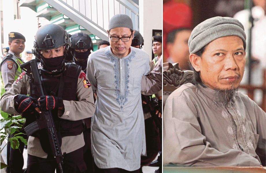 Pengasas dan pemimpin utama JAD, Aman Abdurrahman (kanan), manakala gambar kiri,  Zainal Anshori, ketika dibawa ke mahkamah untuk perbicaraannya di Jakarta, semalam. - fail/EPA 