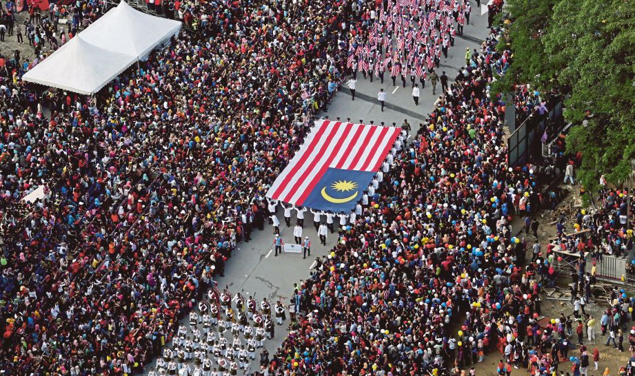 PERARAKAN dimulakan dengan membawa Jalur Gemilang gergasi pada Hari Kebangsaan ke-59 di Dataran Merdeka, Kuala Lumpur. 