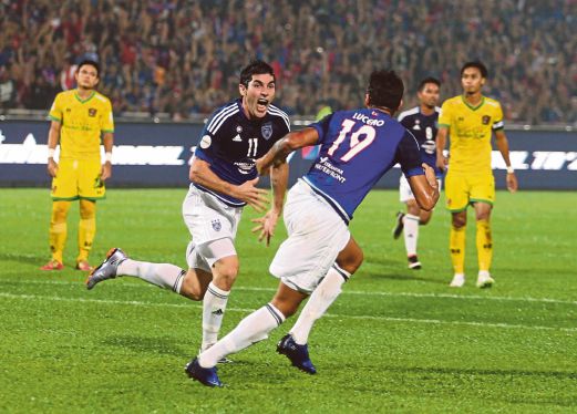 DIAZ (kiri) ceria selepas meledak dua gol buat Johor DT.