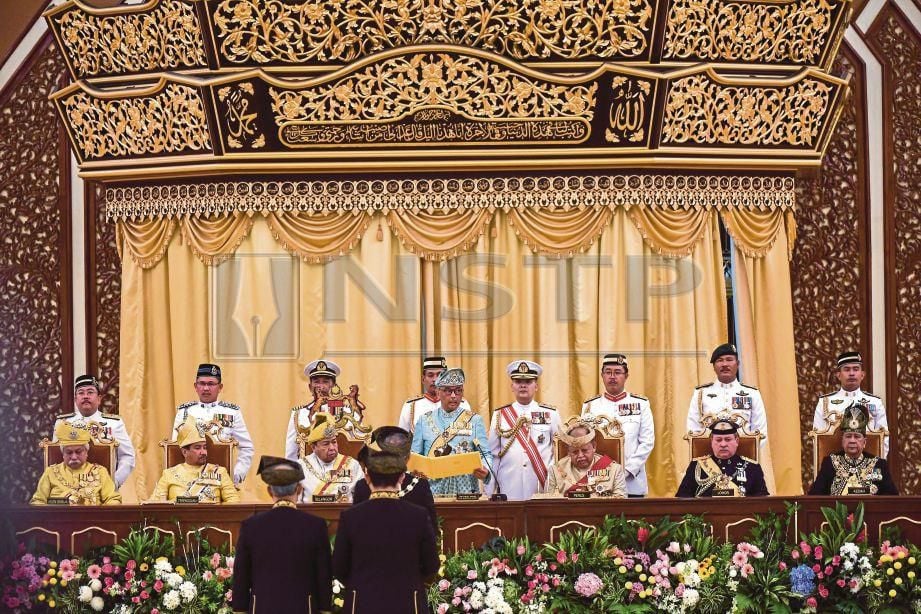   YANG di-Pertuan Agong Al-Sultan Abdullah Ri’ayatuddin Al-Mustafa Billah Shah Ibni Sultan Haji Ahmad Shah Al-Musta’in Billah berkenan melafazkan sumpah jawatan sebagai Yang di-Pertuan Agong ke-16 pada Mesyuarat Majlis Raja-Raja ke-252 (Khas) sempena Istiadat Melafaz dan Menandatangani Surat Sumpah Jawatan Yang di-Pertuan Agong ke-16 di Balairung Seri, Istana Negara.