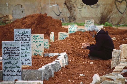 SEORANG penduduk di Daraa, selatan Syria, berdoa di pusara anggota keluarganya, antara lebih 270,000 penduduk yang terbunuh sejak perang saudara meletus di negara itu pada 2011.  