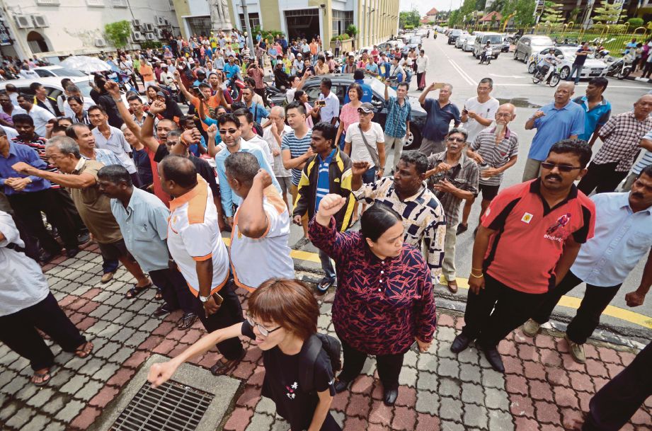 ORANG ramai yang menggerumuni persekitaran luar Mahkamah Tinggi Pulau Pinang memberi sokongan kepada Ketua Menteri yang didakwa atas dua pertuduhan rasuah.