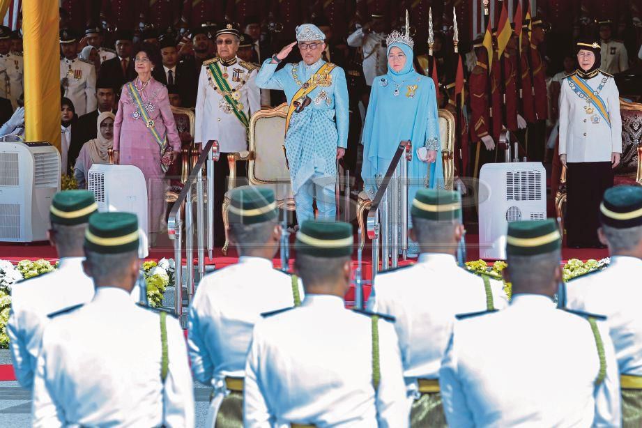 AL-Sultan Abdullah memberi tabik hormat  ketika nyanyian lagu Negaraku pada Istiadat Memeriksa Perbarisan Kehormat sempena Keberangkatan Tiba, Istiadat Melafaz Sumpah Jawatan dan Menandatangani Surat Memegang Jawatan Seri Paduka Baginda Yang di-Pertuan Agong XVI di Dataran Parlimen, Kuala Lumpur. 