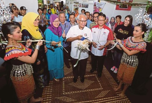  DR Alfred (tengah) merasmikan Karnival Lan Berambeh Anak Sarawak 2014, semalam.
