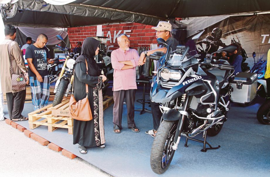 PENGUNJUNG yang hadir melihat pameran motosikal berkuasa besar pada IBF 2.0.