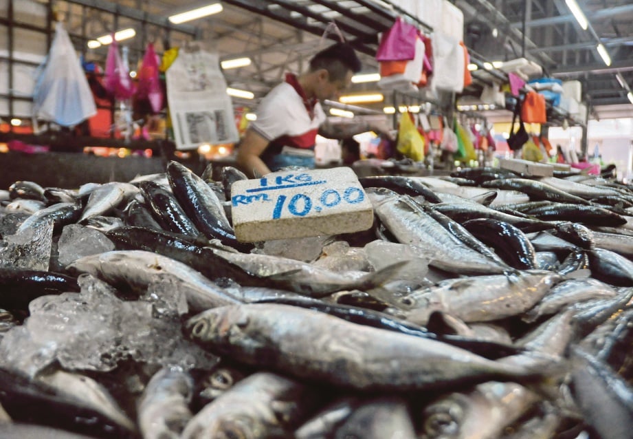 HARGA ikan sardin yang dijual di Pasar Chow Kit mencecah RM10 sekilogram.