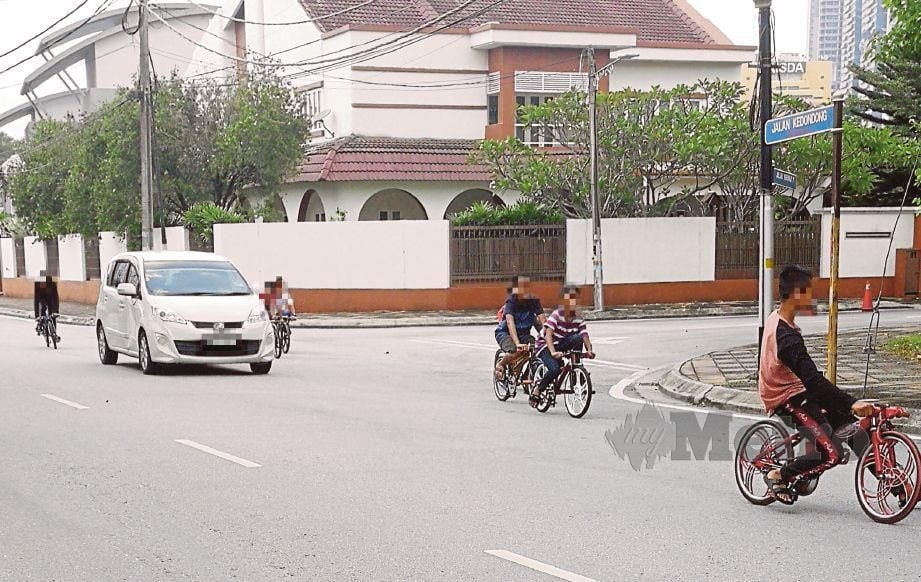 MUHAMMAD Nazmi menempuh detik cemas apabila hampir melanggar penunggang basikal lajak yang keluar secara tiba-tiba dari simpang. FOTO Khairul Najib Asarulah Khan 