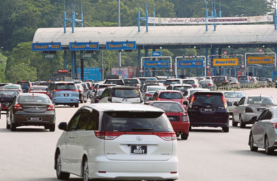 KEADAAN trafik di Lebuhraya Karak menghala  Kuala Lumpur     bergerak perlahan, petang semalam. 