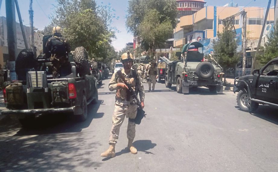 PASUKAN keselamatan Afghanistan mengawal kawasan di pekarangan kedutaan Iraq di Kabul selepas serangan semalam.  - AFP