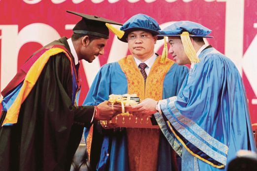 PRO-Canselor UMK,  Dr Tengku Muhammad Faiz Petra Sultan Ismail mencemar duli menyampaikan Anugerah Pelajaran Diraja Universiti Malaysia Kelantan  kepada Sathish.