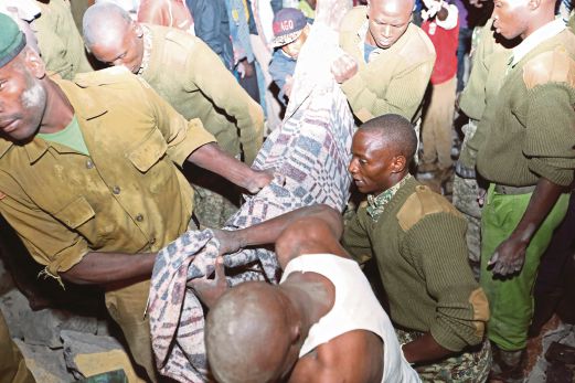 PASUKAN keselamatan Kenya mengusung mayat seorang mangsa selepas ia ditemui di bawah runtuhan bangunan itu, semalam. 