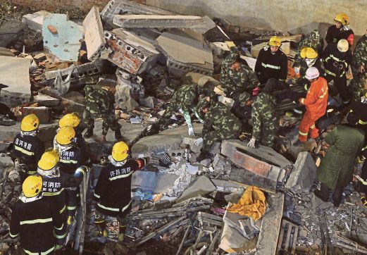 PASUKAN penyelamat mencari mangsa yang masih terperangkap dalam sisa runtuhan bangunan di Beiwudu, China kelmarin.
