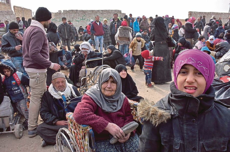 SEKUMPULAN keluarga Syria yang meninggalkan kediaman mereka di timur Aleppo untuk ke tempat lebih selamat selepas tentera kerajaan mara di kebanyakan daerah berkenaan dalam usaha untuk menawannya semula.  - AFP 
