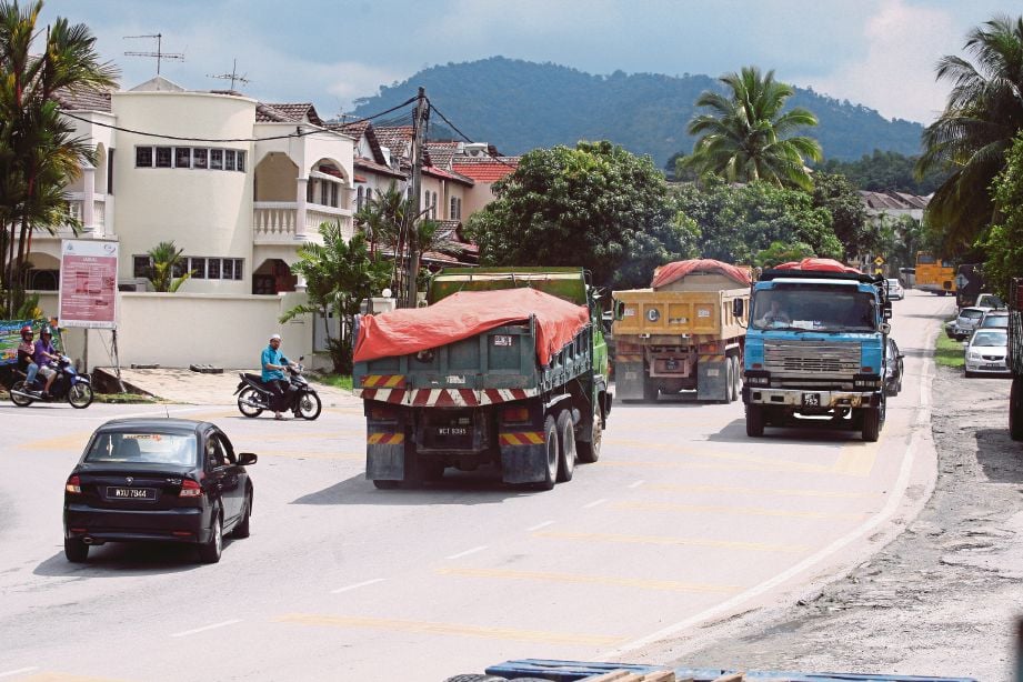 KEADAAN lori tanah yang melalui jalan Taman Seri Gombak.