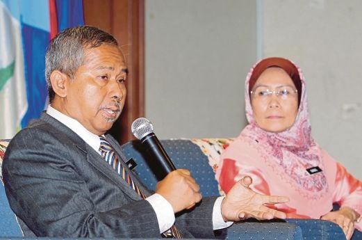 DR Jamil  bersama  Nawal  (kanan) ketika sidang media di Kementerian Pendidikan Malaysia. 