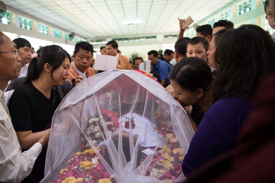ANGGOTA keluarga Ne Win meratap kematiannya di majlis pengebumian di Yangon.  - AFP