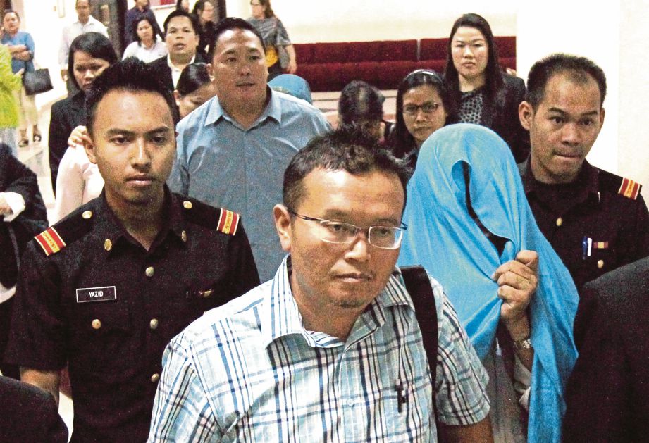  PEGAWAI kementerian kerajaan negeri bersama dua kontraktor hadir ke Mahkamah Khas Rasuah Kuching bagi menghadapi pertuduhan.