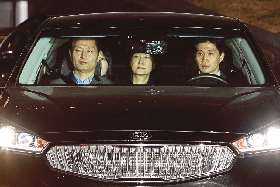 BEKAS Presiden Park Geun-hye (tengah) dibawa dengan kereta tempat Pusat Tahanan Seoul awal pagi semalam.  - AFP