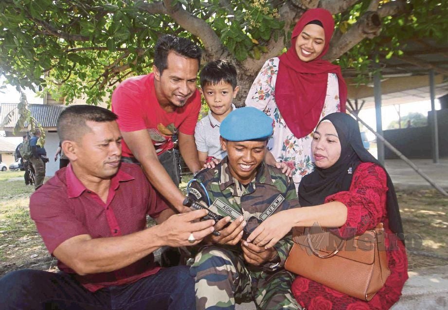AIDIL Affandy bersama ahli keluarganya selepas dinobat rekrut terbaik ketika Majlis Penganugerahan Beret Paskau dan penutup Kursus Komando TUDM siri 26/2019 di Tanjung Selangor, Pekan.