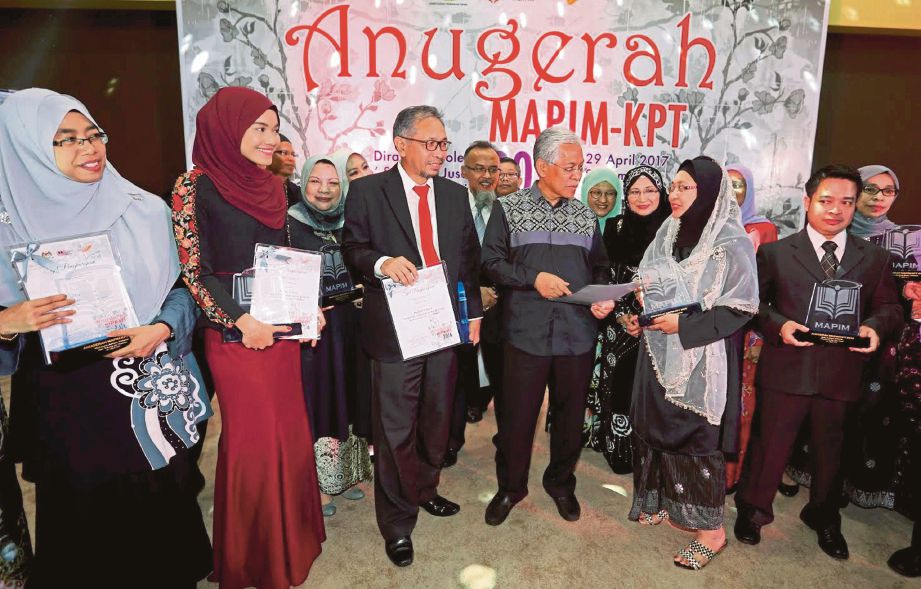 IDRIS (empat kanan) bertanyakan sesuatu kepada penerima di Majlis Anugerah MAPIM-KPT 2016 di Duyong Marina & Resort Terengganu.