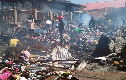 PENIAGA mencari sisa barangan jualan yang terselamat dalam kebakaran  pasar di Zamboanga semalam.