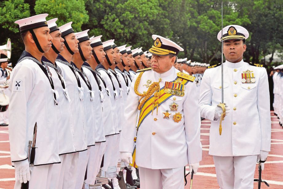 Sultan Sharafuddin berkenan melakukan pemeriksaan perbarisan di Sambutan Hari Pahlawan Peringkat Negeri Selangor di pekarangan Tugu Peringatan Negeri Selangor, Shah Alam. 