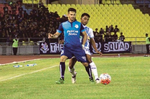 PEMAIN PDRM  Andrezinho (depan) diasak pemain Pulau Pinang Syukur Saidin ketika perlawanan Sabtu lalu. 