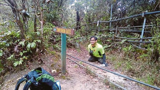 HASRULLAH membuktikan beliau mampu mendaki Gunung Kinabalu.