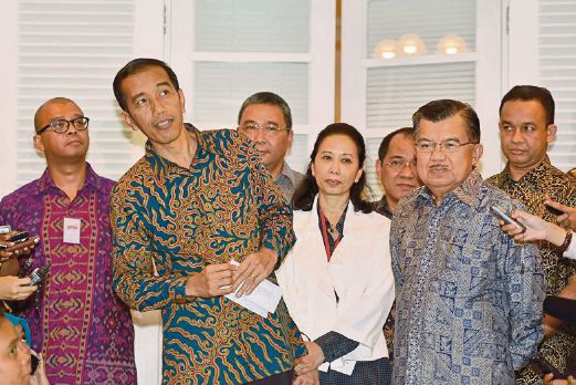 GAMBAR fail menunjukkan Rini (tiga dari kiri) bersama Jokowi dan pemimpin Indonesia lain. 