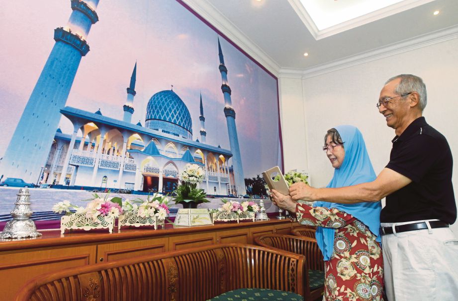 WARGA  Jepun   bersama isteri  ketika    melawat   Masjid Sultan Salahuddin Abdul Aziz Shah.  