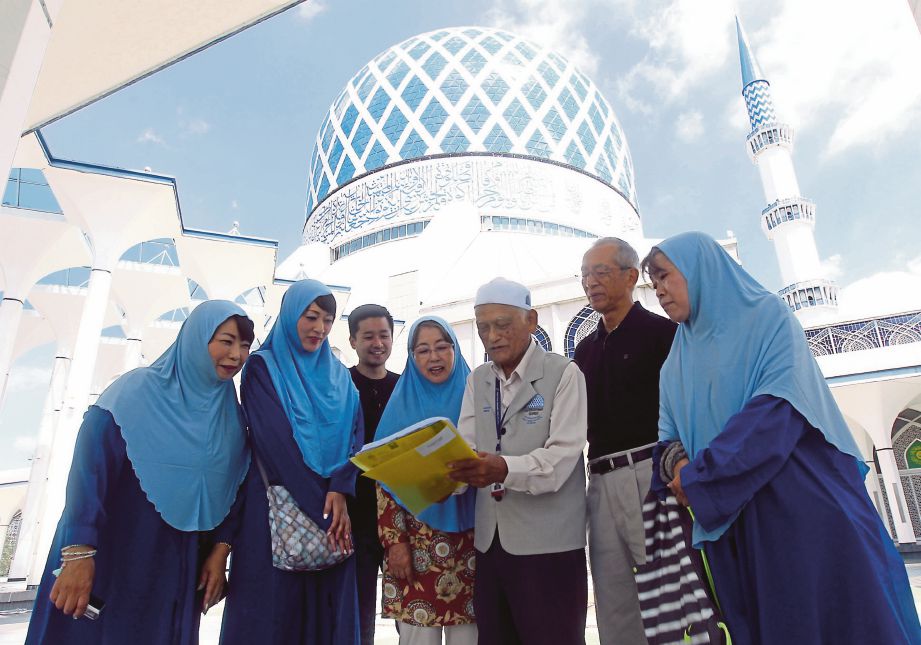 ABD Manap   membawa pelancong Jepun melawat di sekitar Masjid Sultan Salahuddin Abdul Aziz Shah.  