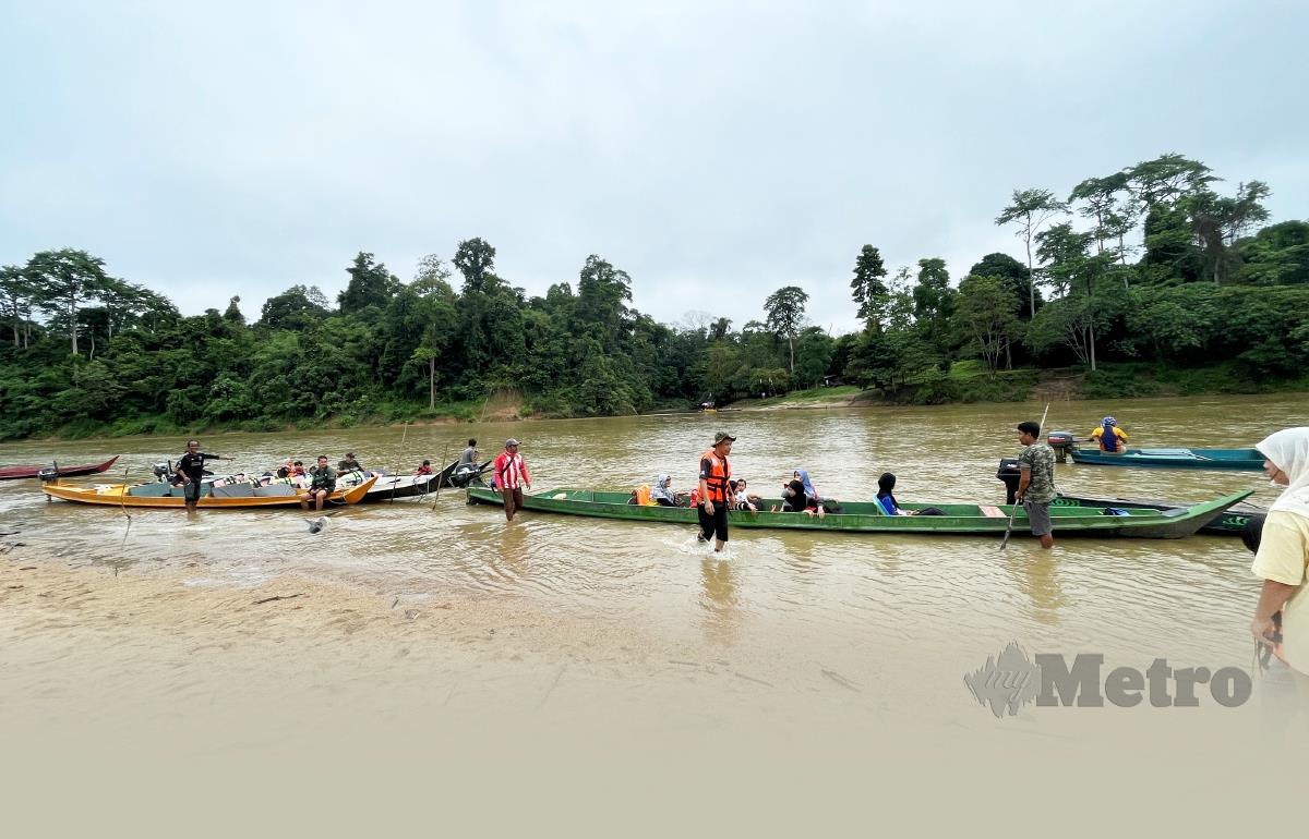 Aktiviti berkelah dan menaiki perahu getah di Pulau Betong, Sungai Sat menjadi aktiviti sungai paling digemari pengunjung tatkala datang bercuti di Kuala Sat.   FOTO BERNAMA