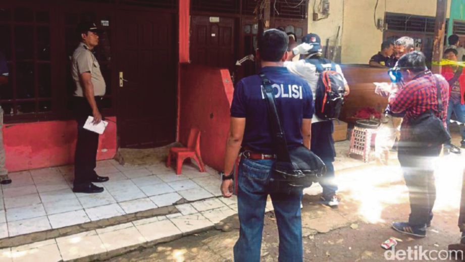 ANGGOTA polis membuat siasatan di sebuah rumah di Cipayung, lokasi mayat mangsa ditanam. - Detik.com