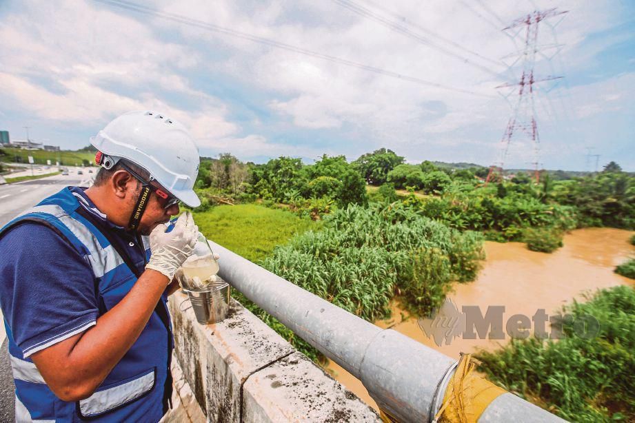 JURUTEKNIK Air Selangor menghidu sampel air  Sungai Semenyih di Bukit Mahkota, Bangi. 