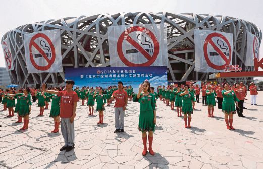 LELAKI China dan wanita melakukan persembahan tarian di satu majlis sempena Hari Tanpa Tembakau Sedunia di stadium Sarang Burung di Beijing, semalam.