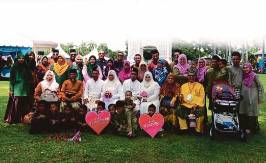 AHLI keluarga Mohd Hidzir dan Noor Zaafirah serta Nur Hanis  dan Adam bergambar selepas majlis persandingan pada program Walimatulurus Perdana Daerah Ledang 2015 di Dataran Ledang, Tangkak, kelmarin.