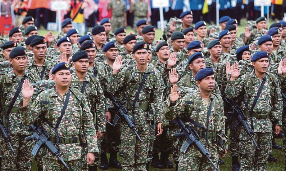  ANGGOTA tentera melafazkan ikrar pada sambutan Hari Kebangsaan 2018 Peringkat Negeri Sembilan di Dataran MPS, semalam.