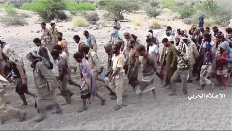 BARISAN  tentera yang didakwa menyerah diri, berpakaian seperti penduduk Yaman.