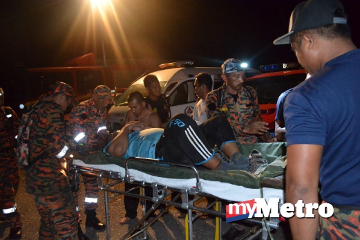 MANGSA diselamatkan pasukan bomba sebelum dihantar ke Hospital Tampin untuk rawatan. FOTO ihsan bomba