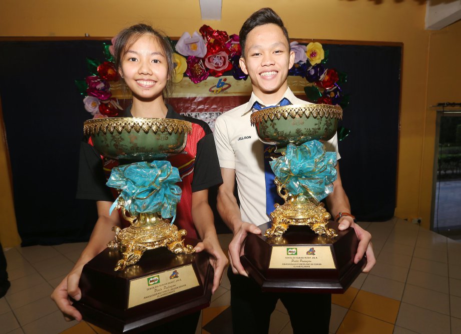 JELLSON (kanan) dan Sie Yan dinobatkan anugerah olahragawan dan olahragawati pada majlis Anugerah Gemilang SSBJ 2017 di Dewan Olimpik SSBJ. FOTO/OWEE AH CHUN 