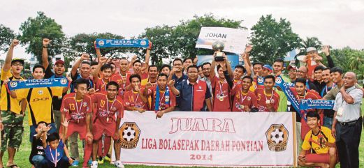 PARIT Kudus FC ceria selepas menjuarai Liga Daerah Pontian 2014.