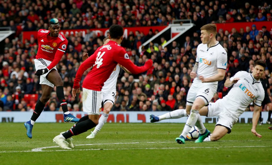 PEMAIN Manchester United, Paul Pogba melepaskan rembatan ke arah gol Swansea pada aksi EPL di Stadium Old Trafford. - Foto REUTERS