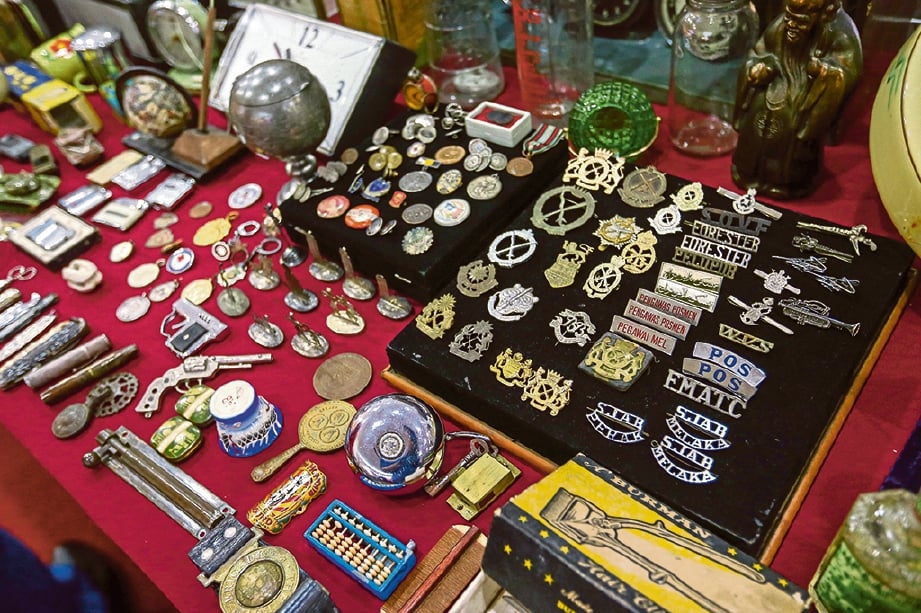 ANTARA barangan antik yang dijual pada Perhimpunan Barangan Antik dan Vintaj di Amcorp Mall.