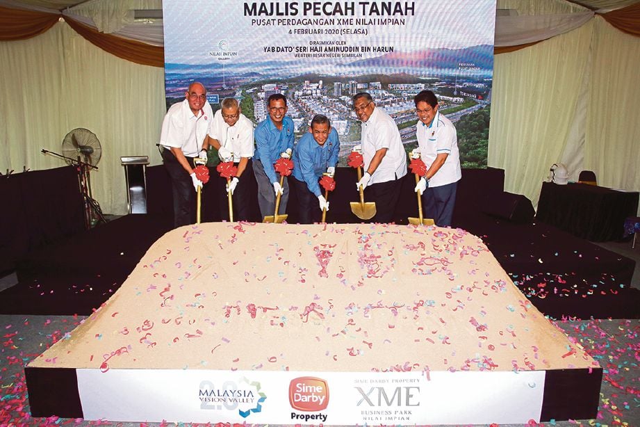 AMINUDDIN (tiga dari kanan), Dr Mohamad Rafie (kanan) dan Wan Hashimi (dua dari kiri) melakukan simbolik pecah tanah pada Majlis Pecah Tanah pusat perdagangan XME Business Park.