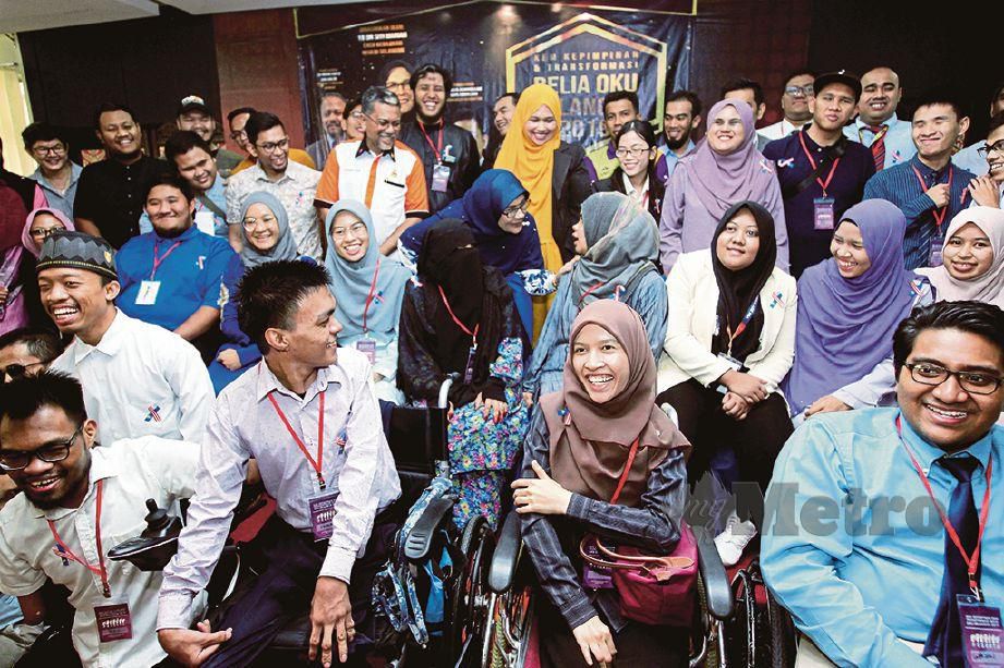 DR Siti Mariah (tengah) bersama peserta.