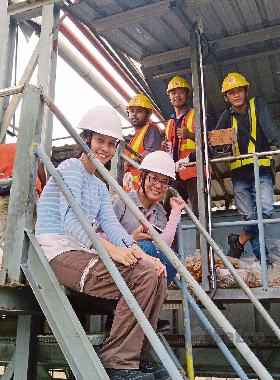 DR Lim Ching Ming (kiri) berada di kilang bersama pekerja. FOTO Saifullizan Tamadi