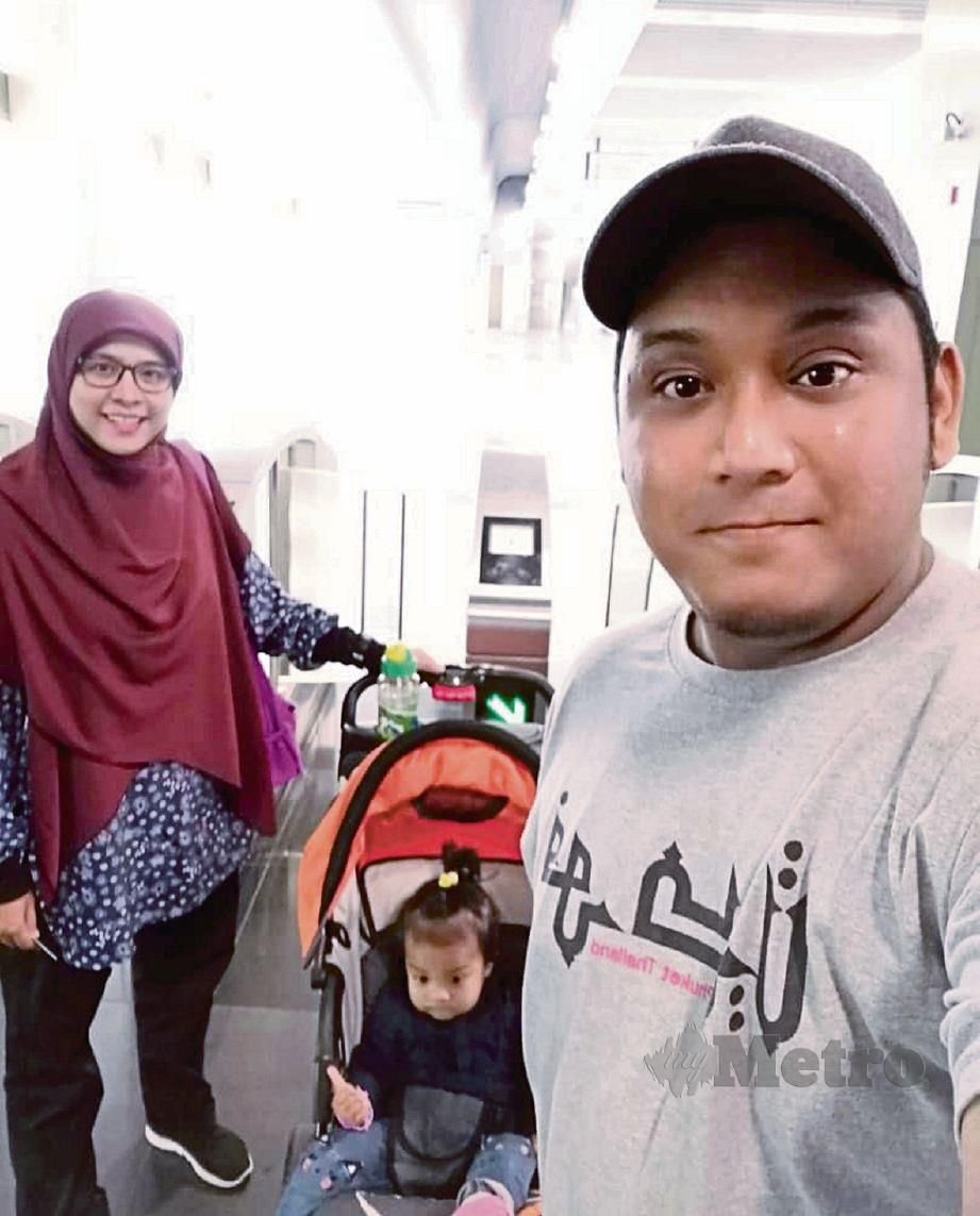 WAN Mohd Shaiful bersama isteri dan anak.