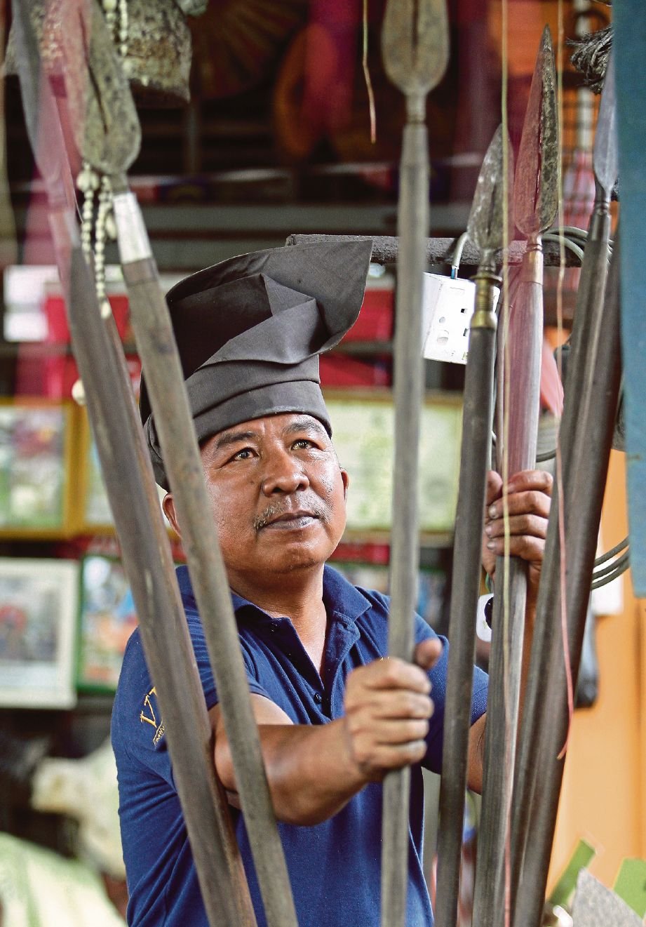 Mohd Zaki warisi kemahiran daripada bapa mentua yang merupakan tukang besi cukup tersohor di Kelantan. FOTO & VIDEO: Fathil Asri