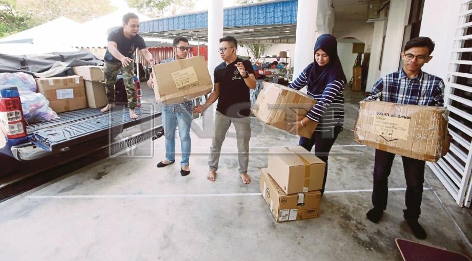 PETUGAS mengangkat barang bagi membuat persiapan terakhir sempena program Semarak Ramadan BH di Dewan Serbaguna Kampung Sayong Lembah, Kuala Kangsar.  